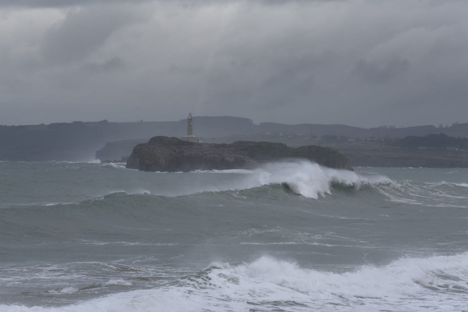 Fotos: &#039;Dora&#039; trae viento, lluvia y nieve a Cantabria