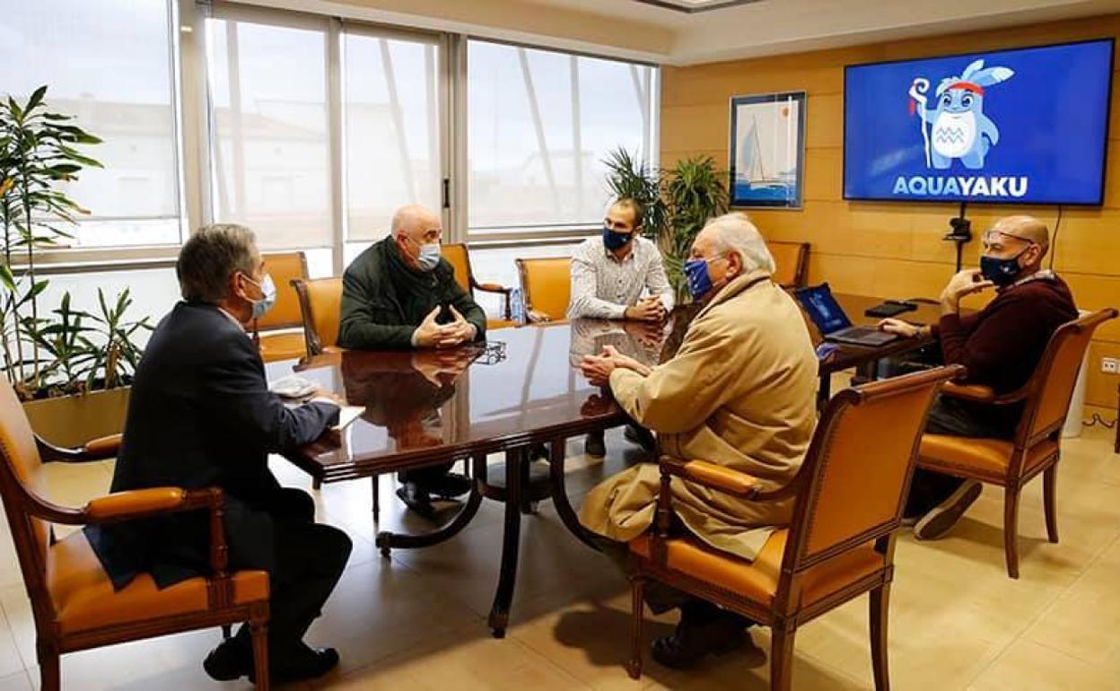 Reunión en el Gobierno con los promotores del proyecto.