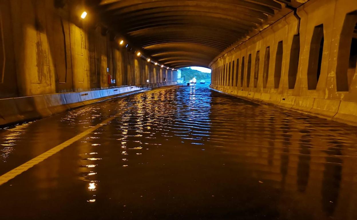 Imagen del túnel, esta mañana, completamente inundado.