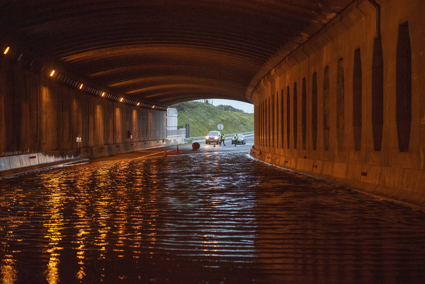 El túnel de la autovía S-20 a la altura de La Albericia se ha cortado totalmente al tráfico a primera hora de la mañana por una inundación debido a las fuertes lluvias de esta noche en Santander.