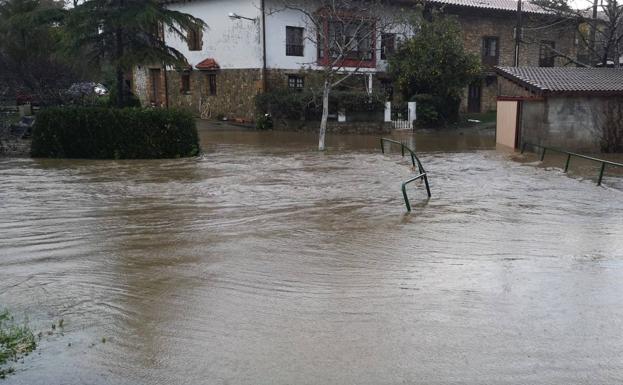 Estado del río Herrero, desbordado en Galizano.