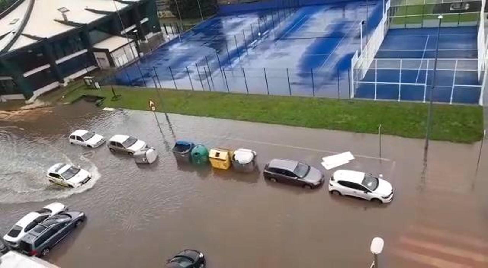 Inundación en la calle Julio de Pablo, en la zona de Cros de Maliaño.