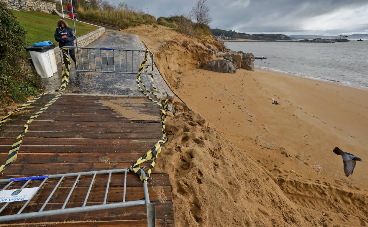 Un paseante trata de acceder a la playa de Los Peligros, en Santander, por la rampa final que remata las escaleras desde Reina Victoria. Hasta allí llegó el mordisco.