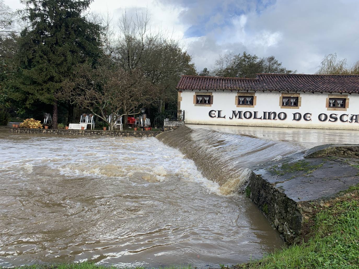 El río Aguanaz baja en cascada en Hoznayo.