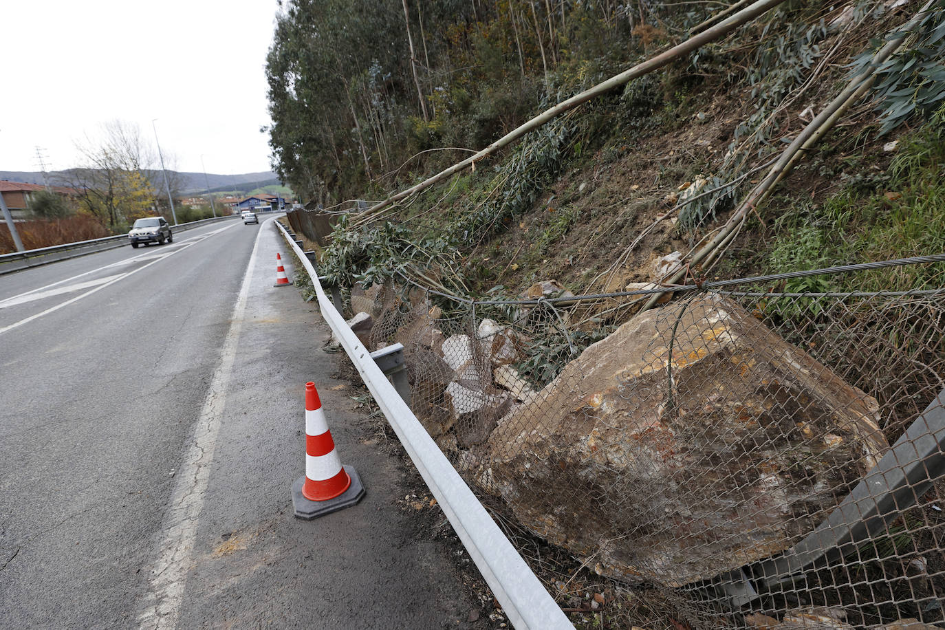 Inundaciones, argayos y nevadas cierran ocho carreteras en Cantabria