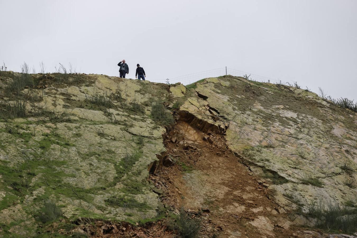 Técnicos del Gobierno de Cantabria inspeccionan y realizan un seguimiento del argayo de Ruente, que ha vuelto a moverse en su parte superior, algo que ya estaba previsto dado las intensas lluvias de los últimos días. 