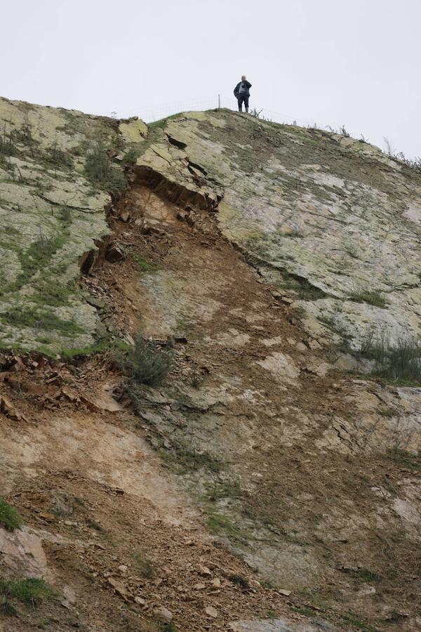 Técnicos del Gobierno de Cantabria inspeccionan y realizan un seguimiento del argayo de Ruente, que ha vuelto a moverse en su parte superior, algo que ya estaba previsto dado las intensas lluvias de los últimos días. 