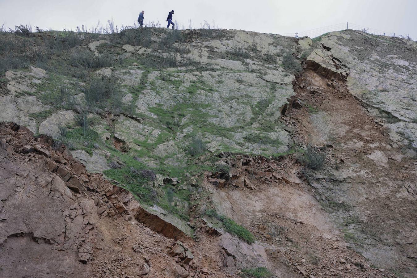 Técnicos del Gobierno de Cantabria inspeccionan y realizan un seguimiento del argayo de Ruente, que ha vuelto a moverse en su parte superior, algo que ya estaba previsto dado las intensas lluvias de los últimos días. 