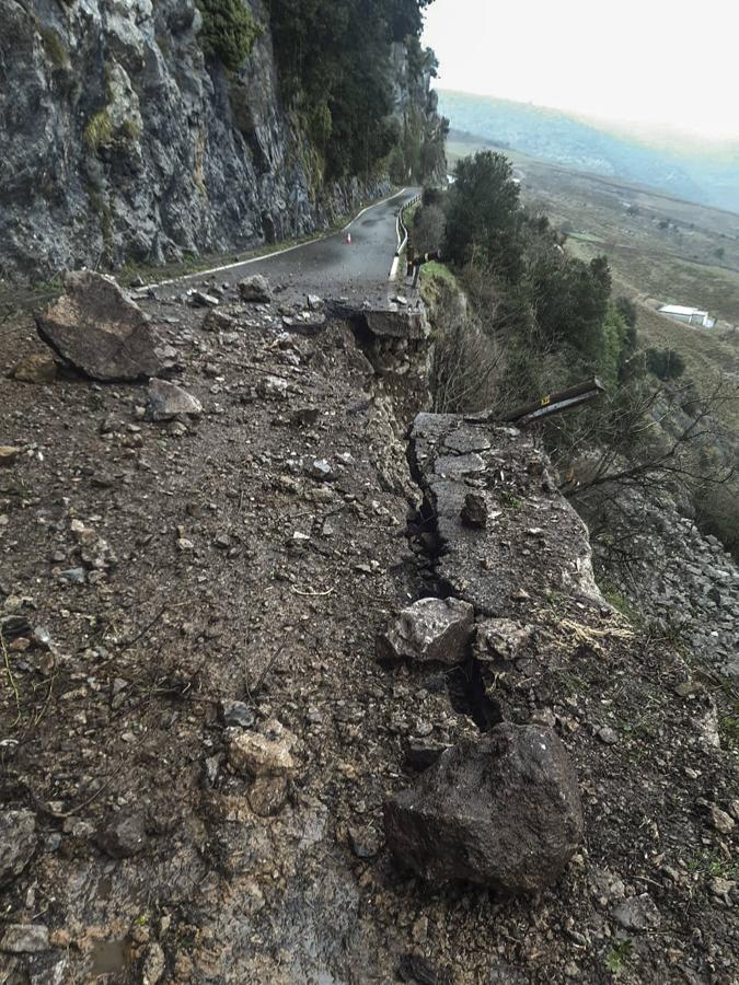 Un argayo de gran tamaño impide circular por la CA-265, que une los municipios de Arredondo y Soba.