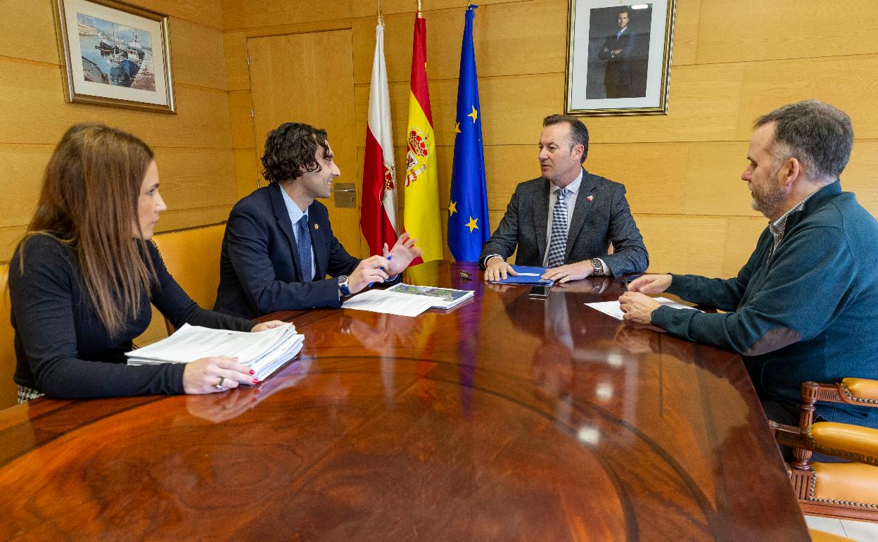 El consejero de Medio Ambiente, Guillermo Blanco, junto al alcalde de El Astillero, Javier Fernández Soberón, durante uno de los encuentros mantenidos previos a la pandemia.