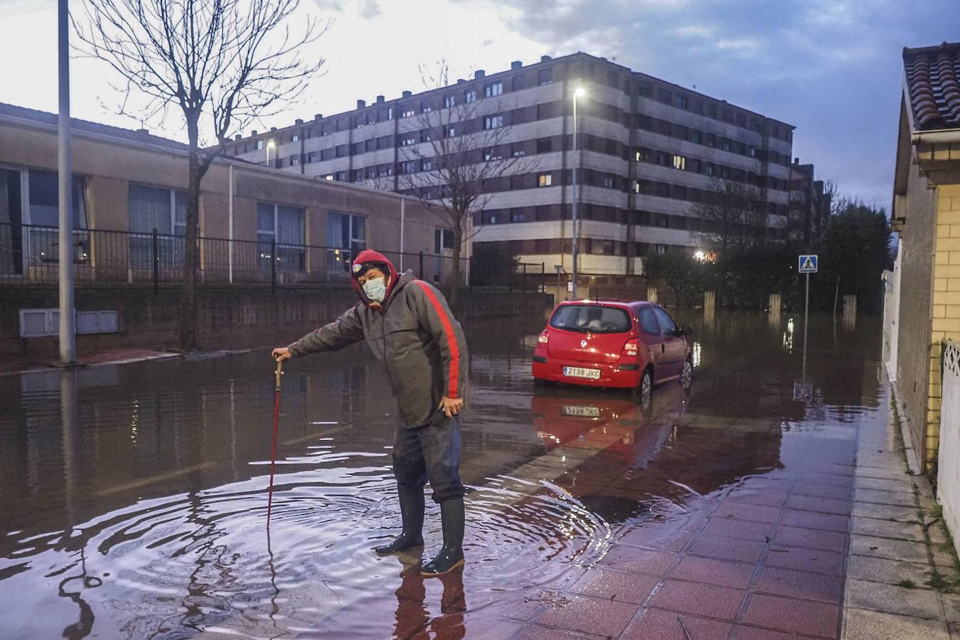 Los vecinos del barrio de Nueva Montaña se han despertado esta mañana con las calles completamente inundadas. El agua ha entrado en bajos y garajes y ha dejado atrapados a decenas de coches aparcados.