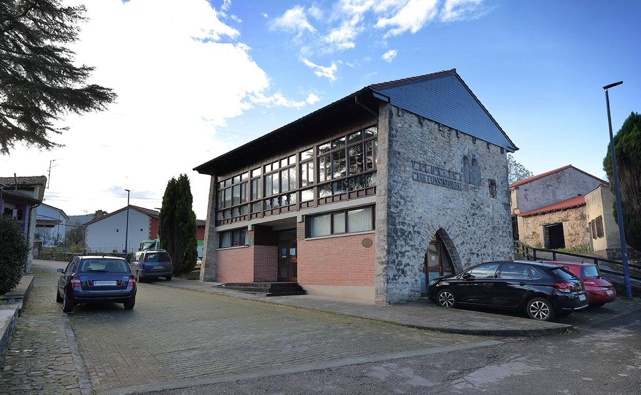 Imagen del edificio consistorial en Roiz, Valdáliga. 