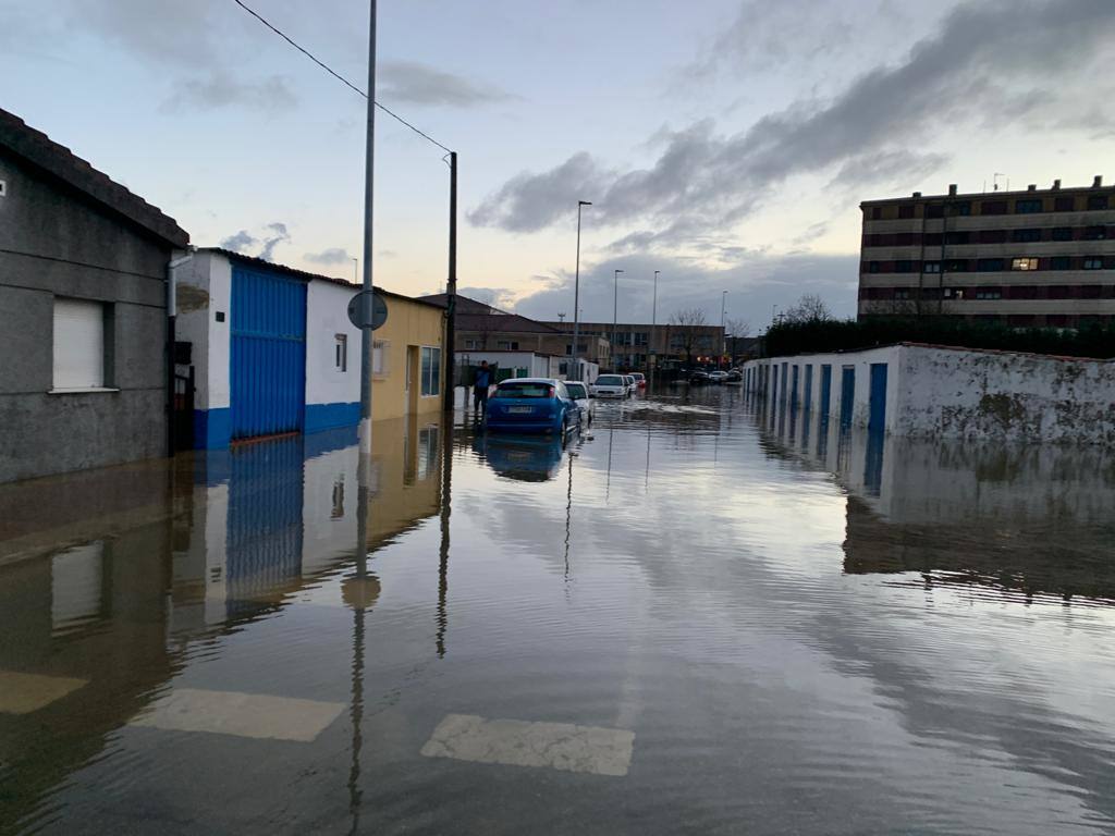 Los vecinos del barrio de Nueva Montaña se han despertado esta mañana con las calles completamente inundadas. El agua ha entrado en bajos y garajes y ha dejado atrapados a decenas de coches aparcados.