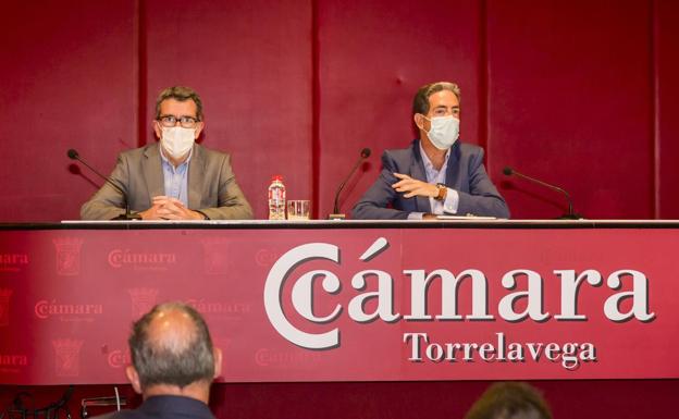 Pedro Noriega y Carlos Augusto Carrasco en la presentación de una jornada para pymes en Torrelavega