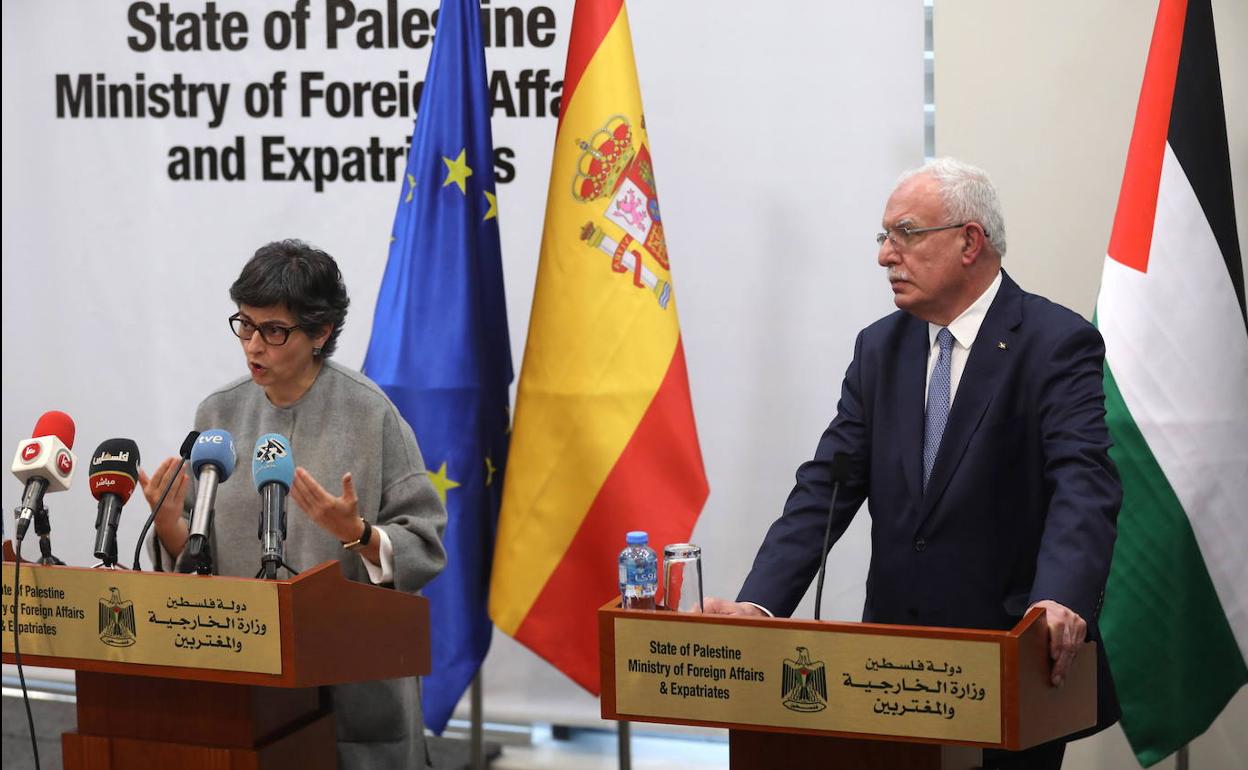 La ministra de Exteriores, Arancha González Laya, junto a su homologo palestino, Riyad Al-Maliki. 