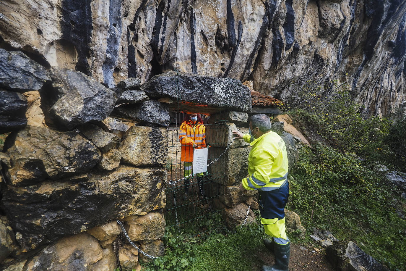 San Juan de Socueva es una antigua ermita rupestre situada al sur del municipio de Arredondo y se considera como la construcción religiosa más antigua de Cantabria. La capilla sigue manteniendo su función religiosa y está profundamente arraigada en la comunidad, que hasta hace poco todavía celebraba el culto a San Juan Bautista.