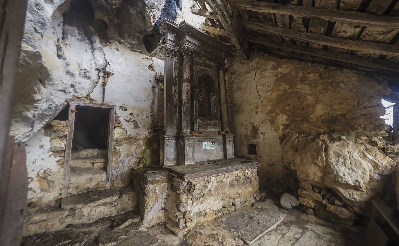 San Juan de Socueva es una antigua ermita rupestre situada al sur del municipio de Arredondo y se considera como la construcción religiosa más antigua de Cantabria. La capilla sigue manteniendo su función religiosa y está profundamente arraigada en la comunidad, que hasta hace poco todavía celebraba el culto a San Juan Bautista.