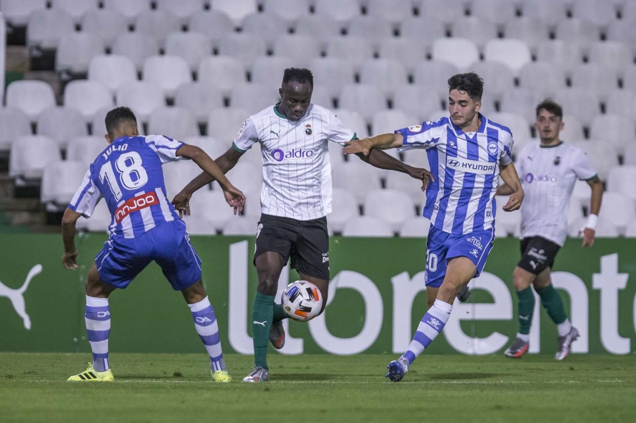 Nana conduce el balón entre dos rivales del Alavés B. El centrocampista aún no ha demostrado del todo lo que se espera de él. roberto ruiz