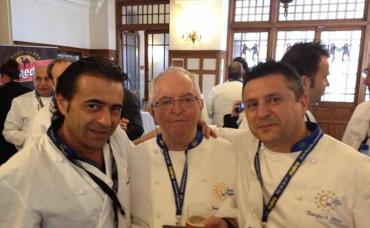 Basurto, a la izquierda, con Juan Mari Arzak y Kike Pérez en el congreso de Euro-Toques en 2014.