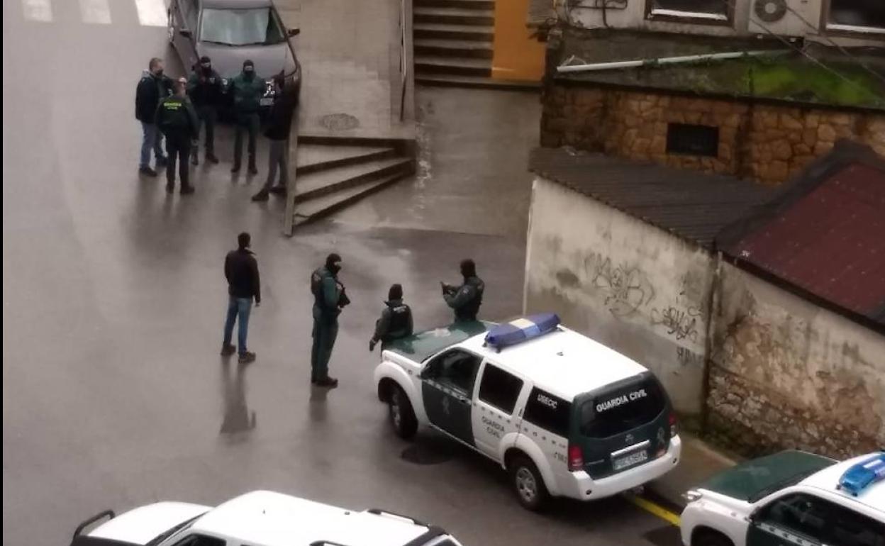 Imagen del operativo de la Guardia Civil, ayer por la mañana en Solares.