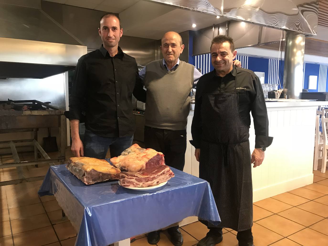 Manuel Quintana, Angel Luis Gómez Calle y Nacho Basurto, en un taller de carne de vaca tudanca celebrado en junio de 2018 en el asador El Puerto de Colindres