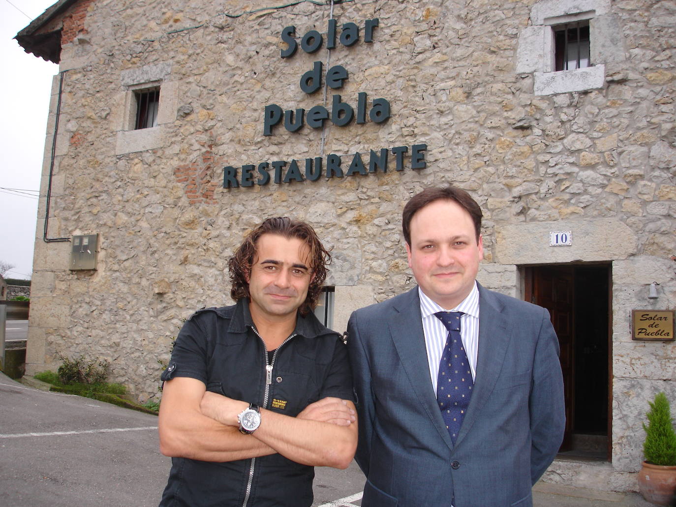 Junto a la fachada del Solar de Puebla, con su amigo y jefe de sala, Ramón López. Octubre de 2007