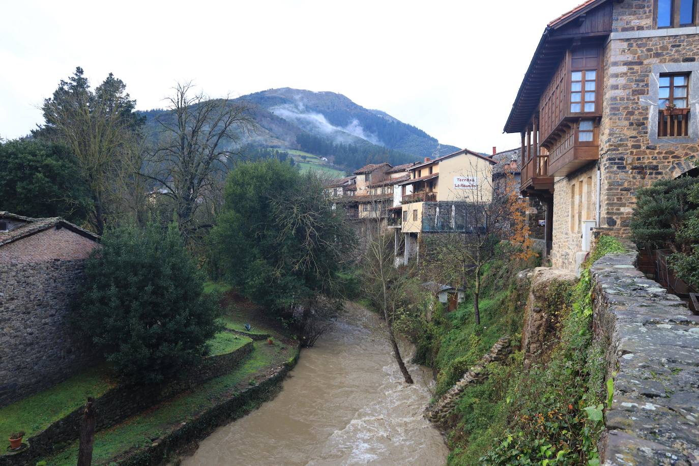 Fotos: Los ríos Deva y Quiviesa inundan fincas y paseos fluviales en Potes