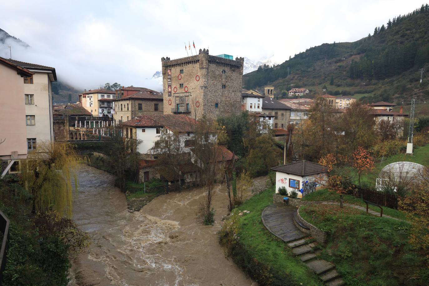 Fotos: Los ríos Deva y Quiviesa inundan fincas y paseos fluviales en Potes