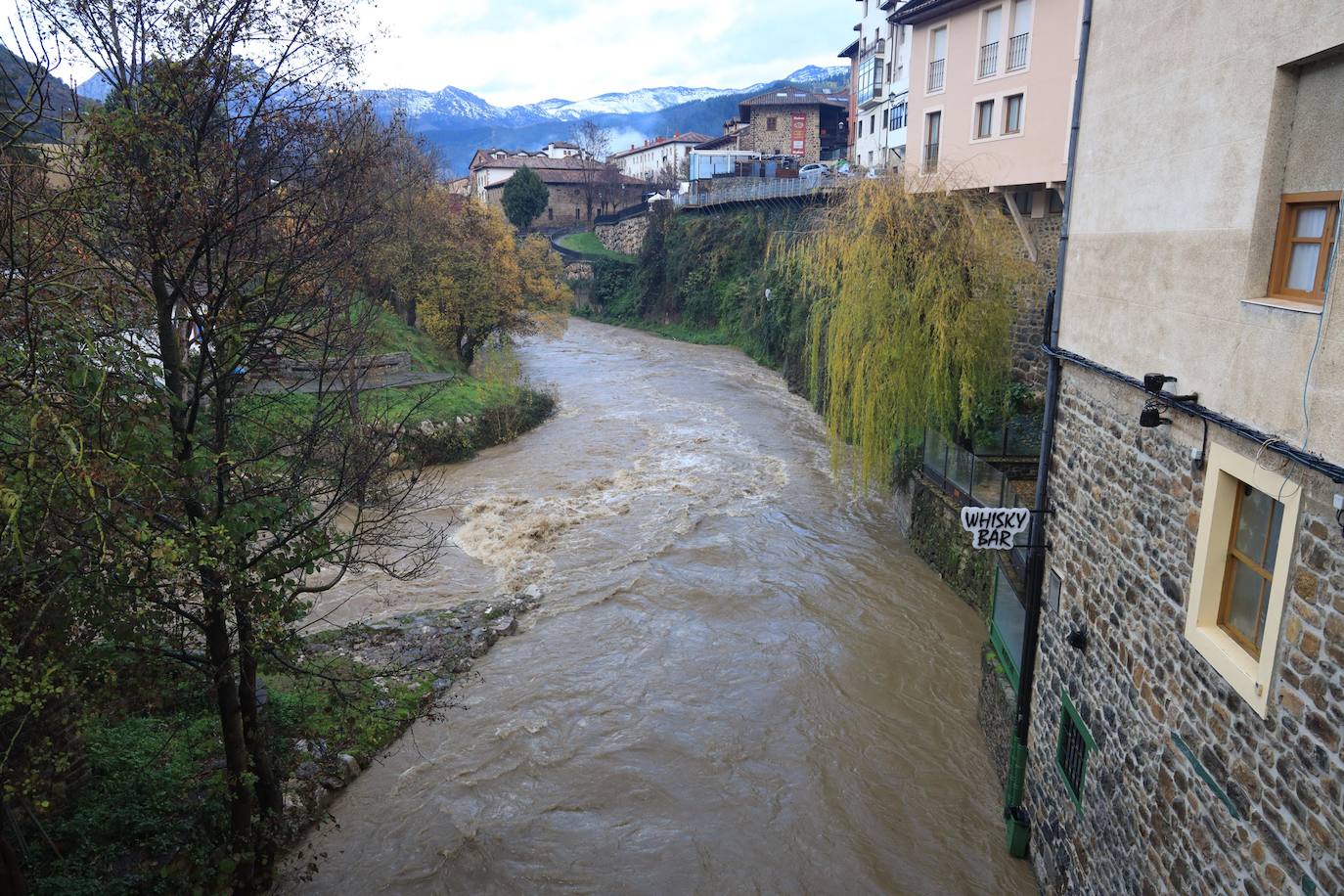 Fotos: Los ríos Deva y Quiviesa inundan fincas y paseos fluviales en Potes