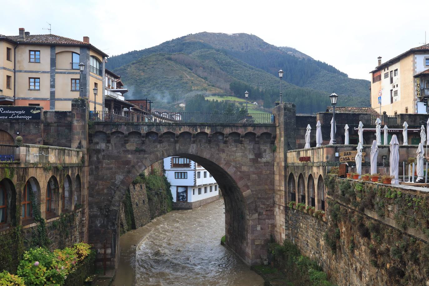 Fotos: Los ríos Deva y Quiviesa inundan fincas y paseos fluviales en Potes