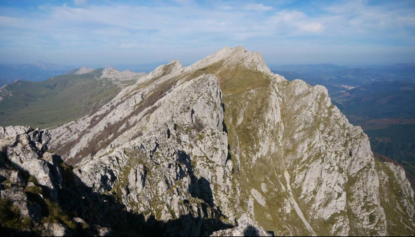 En la Sierra de Aizkorri se encuentra Aitxuri, la montaña más alta e imponente de esta sierra con sus 1.551 metros de altitud. Una montaña guipuzcoana cuyo nombre quiere decir “Roca Blanca” y que presume de ser una de las más altas de Euskal Herria.