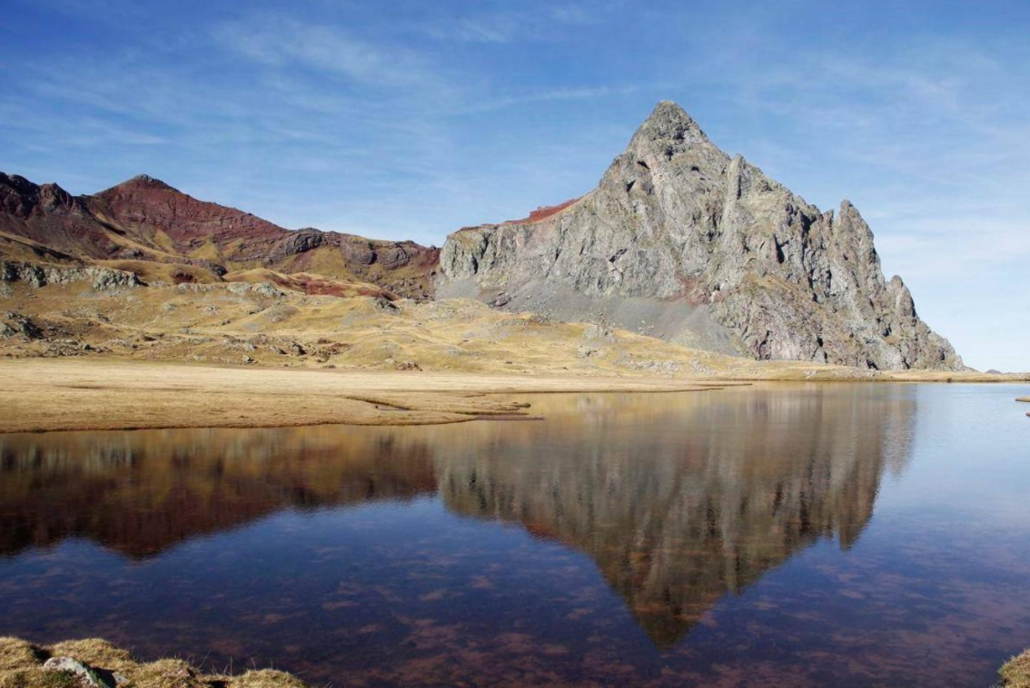 El Anayet lejos de ser una montaña más, se trata de los restos de un volcán pirenaico situado al norte de Aragón y casi en la frontera con Francia. Se trata en concreto, de los restos de un volcán escondido en las montañas, que sufrió un derrumbamiento y del cual solo se conserva lo que quedó de su chimenea. Con una altitud de 2.545 metros, la subida al Pico Anayet tiene cierta dificultad y sus más de 1.000 m de desnivel solo son aptos para los amantes de la montaña. En cuanto a la aproximación hasta los pies de este pico y al precioso entorno de ibones que lo rodea, esa es una ruta mucho más asequible y de espectacular belleza.