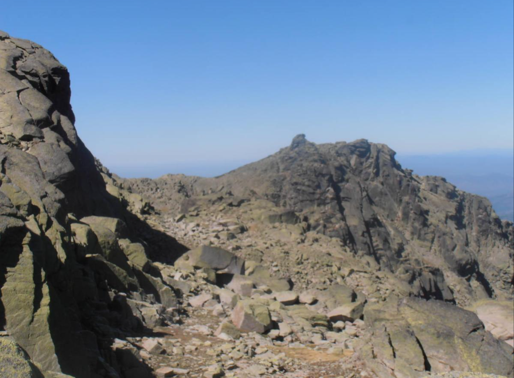 Con sus 2.400 metros de altura, el Calviteiro, también conocido como El Torreón, es la cima más alta de Extremadura y también figura entre una de las más altas de España. Esta se encuentra en la sierra de Béjar dentro del sistema central de la península ibérica y concretamente en el límite de los municipios de Tornavacas (Cáceres) y Candelario (Salamanca).