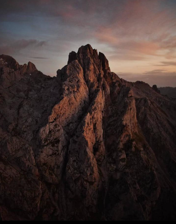 Ubicada en el Macizo Central de Picos de Europa, la Torre del Friero con sus 2.448 metros de altura, es una de esas cimas bellas de Picos a la que parece imposible acceder desde lo lejos y por esas grandes paredes verticales que la defienden, pero la realidad es que su cumbre es probablemente una de las más visitadas del cordal de las peñas Cifuentes. Aún así, la subida exige trepadas no aptas para principiantes o para los que tengan vértigo. En su cara Norte encontramos además una de las ascensiones en nieve más famosas de Picos de Europa: El Corredor Norte del Friero. Las espectaculares panorámicas desde la cumbre con vistas a Peña Santa de Castilla, el Macizo de la Bermeja, La Torre del Llambrión o la Torre de la Palanca, que la encontraremos justo en frente, son un auténtico espectáculo. 