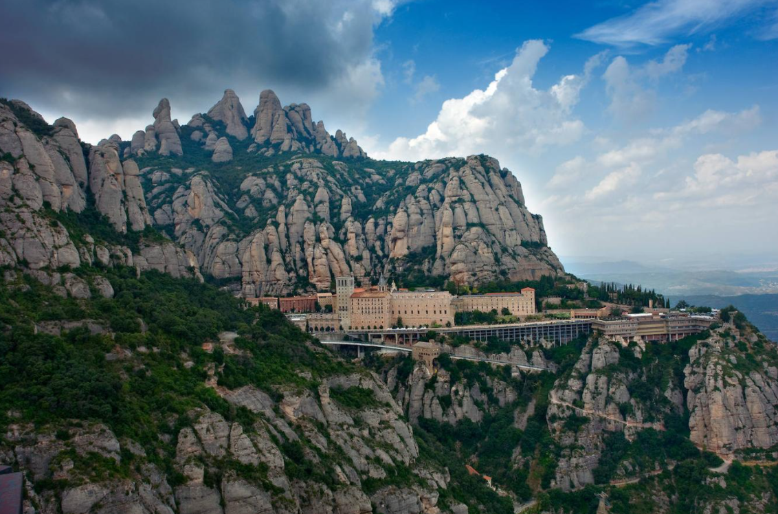 Con sus 1.236 m de altitud, Montserrat es un macizo rocoso que actualmente está considerado como una de las montañas más importantes de Cataluña. Se encuentra situada a unos 30 km del centro de Barcelona y entre las comarcas de Anoia, del Bajo Llobregat y del Bages. Si algo llama la atención de este macizo son sus caprichosas formas, resultado de un proceso geológico y geomorfológico de millones de años, pero también destacan las muchas leyendas que están ligadas a esta montaña y que también la han vinculado a la espiritualidad.