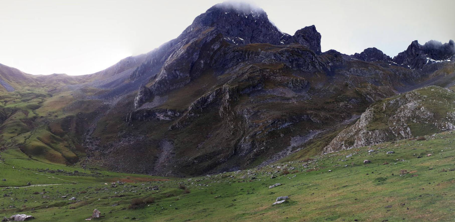 Esta montaña que hace frontera entre la provincia de León y el Principado de Asturias, cuenta con una altitud de 2.417 metros de altura y se sitúa como una de las montañas más altas de la Cordillera Cantábrica y la más alta del macizo de Ubiña. A pesar del esfuerzo que lleva la subida hasta su cima, las vistas desde ella harán que cualquier esfuerzo haya merecido la pena. Eso sí, en invierno la dificultad de esta ascensión aumenta considerablemente sobre todo en época de nieve.