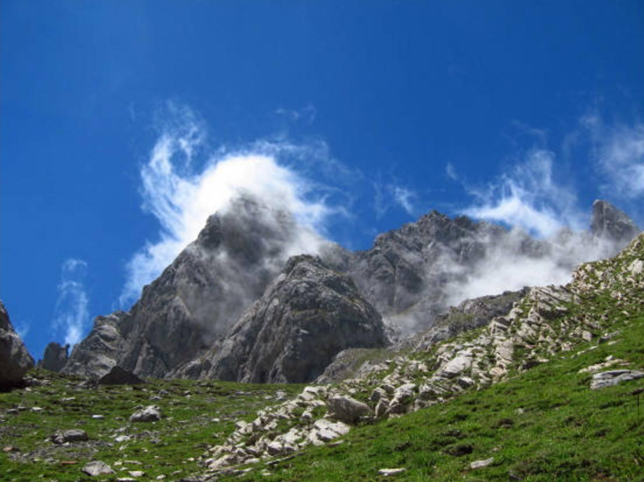 Toda la ascensión por esta imponente cresta de caliza dividida en tres cumbres y ubicada en el Macizo de las Ubiñas, se realiza por el consejo de Lena a excepción de los últimos metros hasta las cumbres los cuales nos llevarán por la parte leonesa. La subida a los dos primeros Castillines (de 2.252 m y 2.299 m consecutivamente) no tiene una excesiva dificultad, pero aún así no está exenta de peligros por los cortados, los sitios más expuestos y las trepadas que podamos encontrarnos durante la ascensión. ¿La recompensa tras esa segunda costosa subida? La cumbre del segundo Castillín nos brindará una amplia y bonita vista a las cumbres cercanas, una de ellas la cima de Peña Ubiña y también de la Puerta del Arco. En cuanto al tercer Castillín (2.304 m), este está reservado para los escaladores, así que mejor no aventurarse sin guía o alguien que conozca bien el terreno.