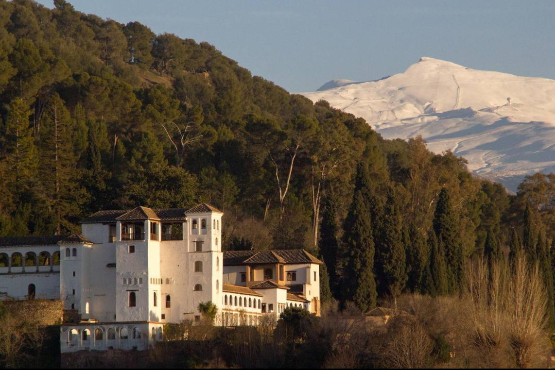 32.300 hashtags. Esta cima de 3.398 metros de altura y ubicada en Sierra Nevada, es la cuarta cumbre más alta de España y la segunda más elevada de su cordillera, por lo que no es de extrañar que también sea una de las más visitadas. Además, en una zona llamada Corral del Veleta, podemos encontrar un área de permafrost en el que hay un fósil de hielo de hace unos 13.000 años. Por último, Pico Veleta es también una de las montañas más fotografiadas del mundo ya que, al observarla desde Granada, se encuentra justo detrás de la Alhambra.