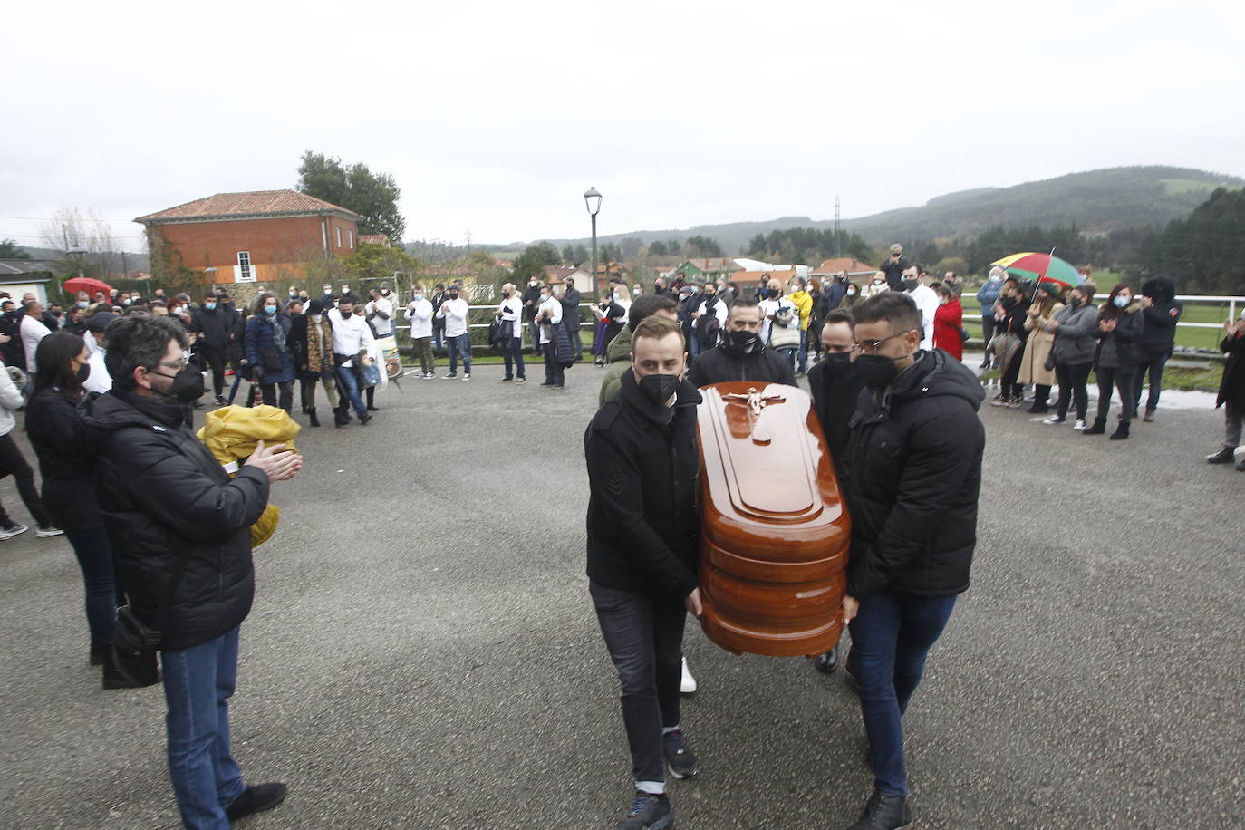 Amigos, compañeros de profesión, familiares y empresarios de hostelería han acudido al funeral en memoria del cocinero cántabro Nacho Basurto, fallecido a los 53 años de edad. La despedida, celebrada en la iglesia de Polanco, se ha convertido en todo un homenaje al inolvidable chef, que ya forma parte de la historia de la Gastronomía de Cantabria.