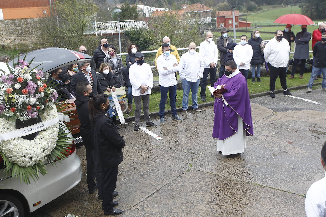 Amigos, compañeros de profesión, familiares y empresarios de hostelería han acudido al funeral en memoria del cocinero cántabro Nacho Basurto, fallecido a los 53 años de edad. La despedida, celebrada en la iglesia de Polanco, se ha convertido en todo un homenaje al inolvidable chef, que ya forma parte de la historia de la Gastronomía de Cantabria.