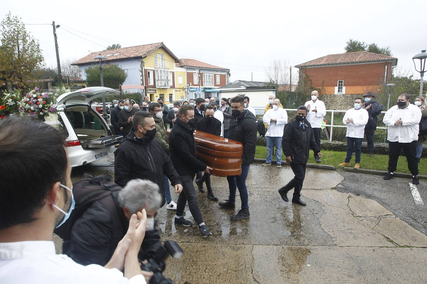 Amigos, compañeros de profesión, familiares y empresarios de hostelería han acudido al funeral en memoria del cocinero cántabro Nacho Basurto, fallecido a los 53 años de edad. La despedida, celebrada en la iglesia de Polanco, se ha convertido en todo un homenaje al inolvidable chef, que ya forma parte de la historia de la Gastronomía de Cantabria.