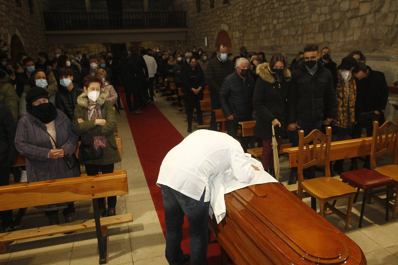 Amigos, compañeros de profesión, familiares y empresarios de hostelería han acudido al funeral en memoria del cocinero cántabro Nacho Basurto, fallecido a los 53 años de edad. La despedida, celebrada en la iglesia de Polanco, se ha convertido en todo un homenaje al inolvidable chef, que ya forma parte de la historia de la Gastronomía de Cantabria.