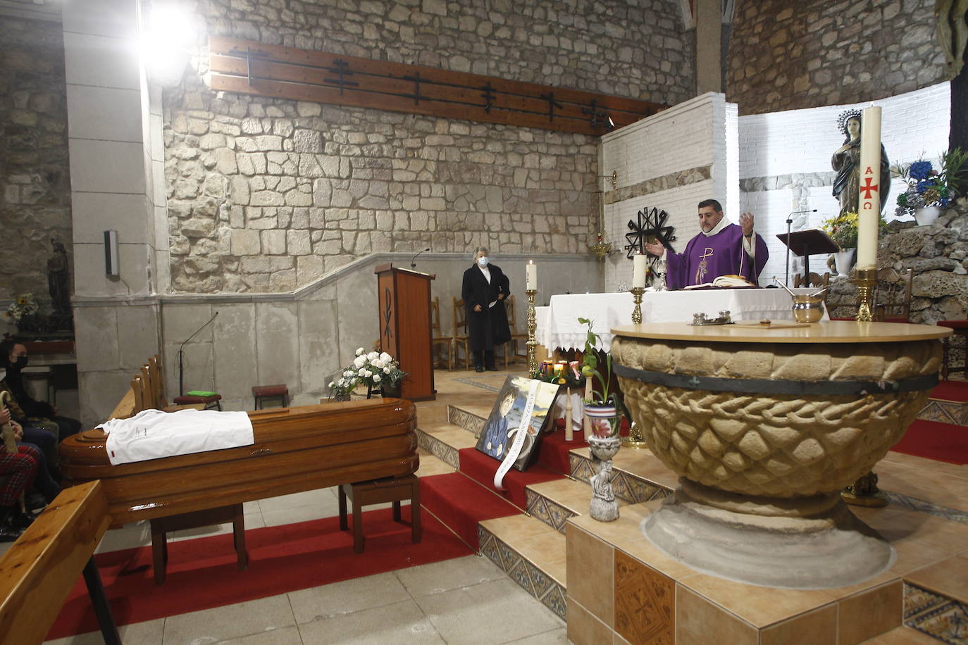 Amigos, compañeros de profesión, familiares y empresarios de hostelería han acudido al funeral en memoria del cocinero cántabro Nacho Basurto, fallecido a los 53 años de edad. La despedida, celebrada en la iglesia de Polanco, se ha convertido en todo un homenaje al inolvidable chef, que ya forma parte de la historia de la Gastronomía de Cantabria.