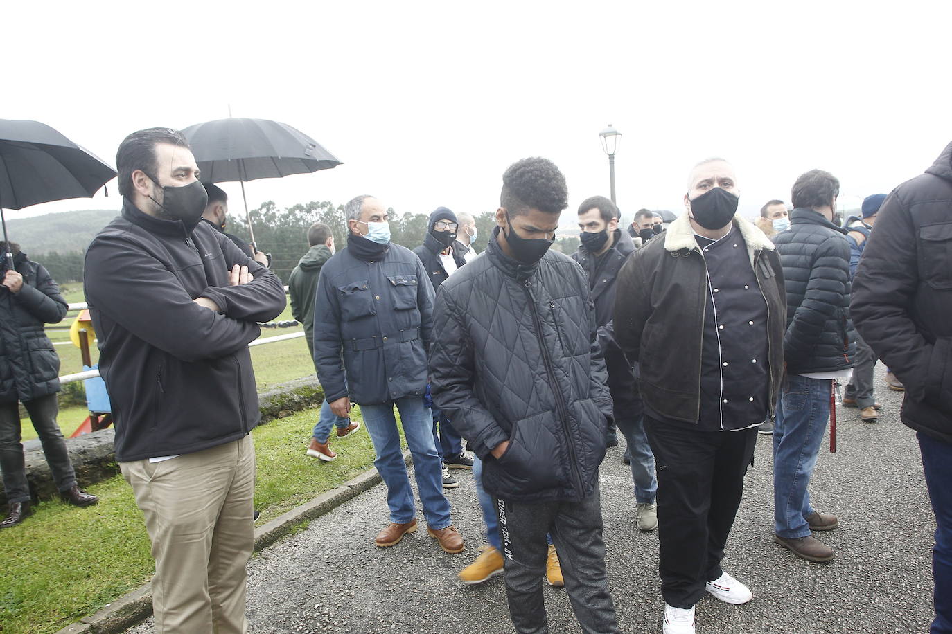 Amigos, compañeros de profesión, familiares y empresarios de hostelería han acudido al funeral en memoria del cocinero cántabro Nacho Basurto, fallecido a los 53 años de edad. La despedida, celebrada en la iglesia de Polanco, se ha convertido en todo un homenaje al inolvidable chef, que ya forma parte de la historia de la Gastronomía de Cantabria.