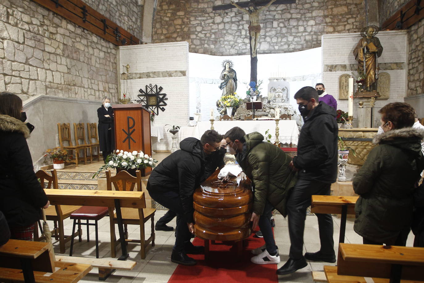 Amigos, compañeros de profesión, familiares y empresarios de hostelería han acudido al funeral en memoria del cocinero cántabro Nacho Basurto, fallecido a los 53 años de edad. La despedida, celebrada en la iglesia de Polanco, se ha convertido en todo un homenaje al inolvidable chef, que ya forma parte de la historia de la Gastronomía de Cantabria.