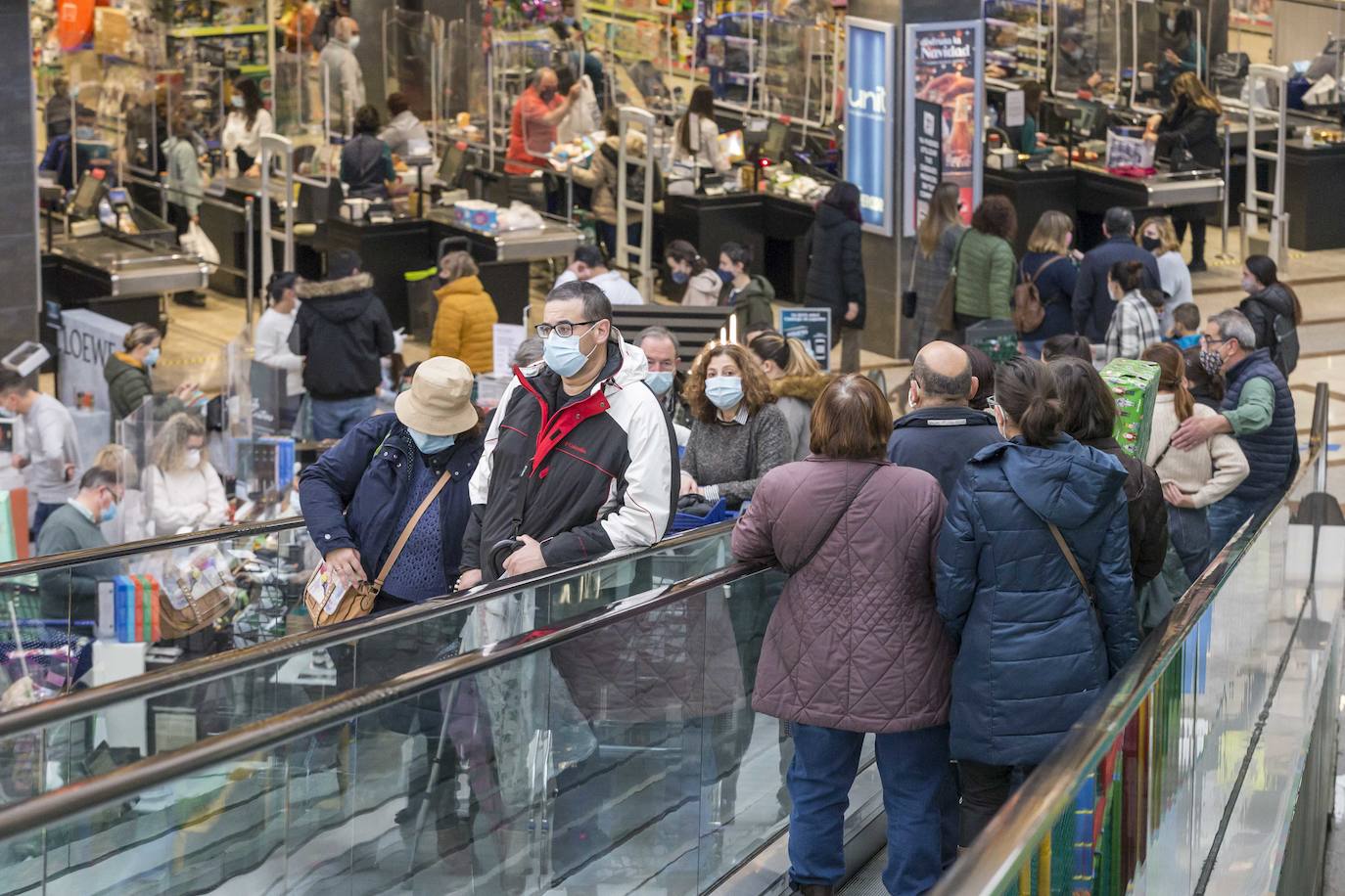 Los centros comerciales Valle Real y El Corte Inglés han registrado este sábado una importante afluencia de público, en el primer fin de semana tras la apertura a la movilidad entre municipios y con la urgencia de muchos de ultimar las compras navideñas. Se han llegado a ver colas a las puertas de algunos establecimientos.