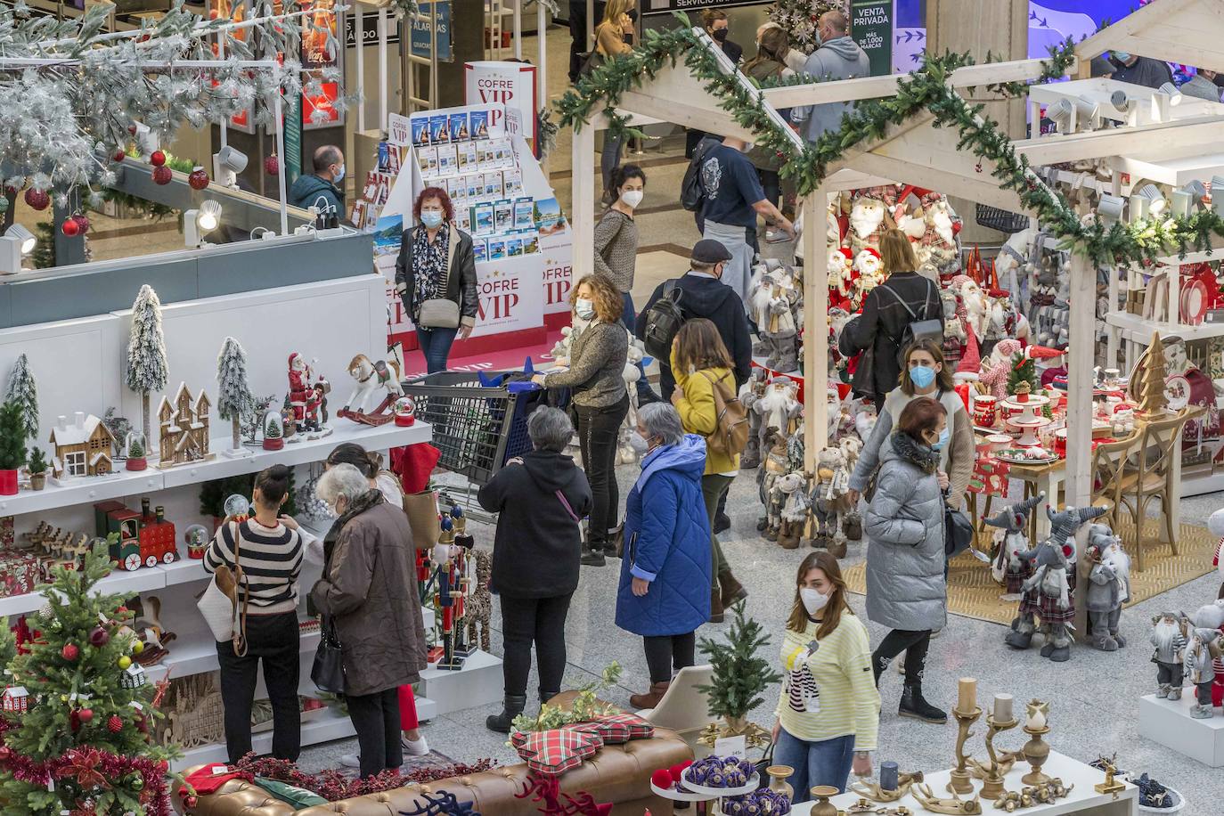 Los centros comerciales Valle Real y El Corte Inglés han registrado este sábado una importante afluencia de público, en el primer fin de semana tras la apertura a la movilidad entre municipios y con la urgencia de muchos de ultimar las compras navideñas. Se han llegado a ver colas a las puertas de algunos establecimientos.