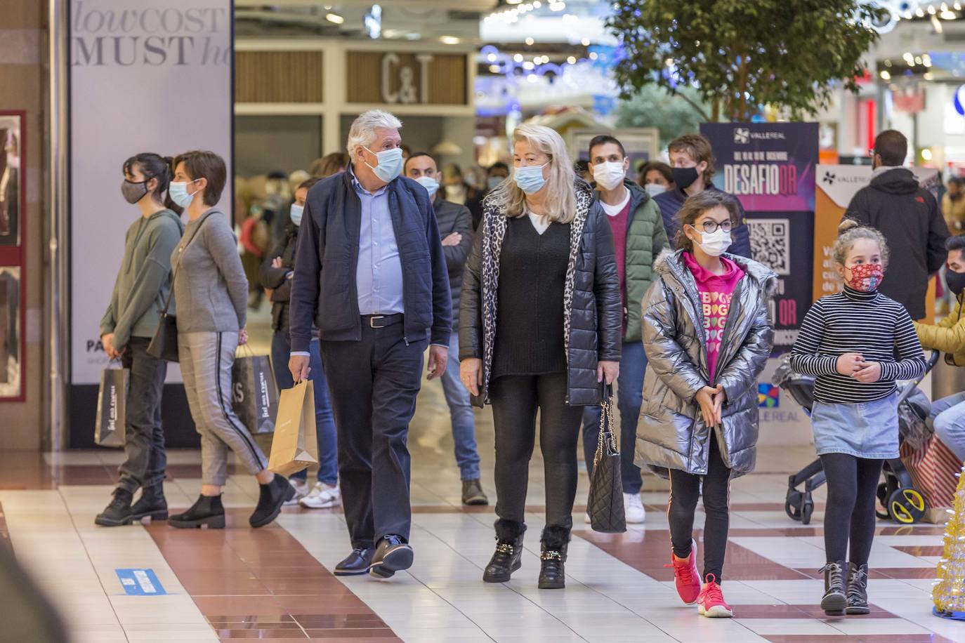 Los centros comerciales Valle Real y El Corte Inglés han registrado este sábado una importante afluencia de público, en el primer fin de semana tras la apertura a la movilidad entre municipios y con la urgencia de muchos de ultimar las compras navideñas. Se han llegado a ver colas a las puertas de algunos establecimientos.