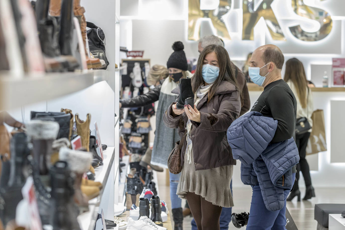 Los centros comerciales Valle Real y El Corte Inglés han registrado este sábado una importante afluencia de público, en el primer fin de semana tras la apertura a la movilidad entre municipios y con la urgencia de muchos de ultimar las compras navideñas. Se han llegado a ver colas a las puertas de algunos establecimientos.