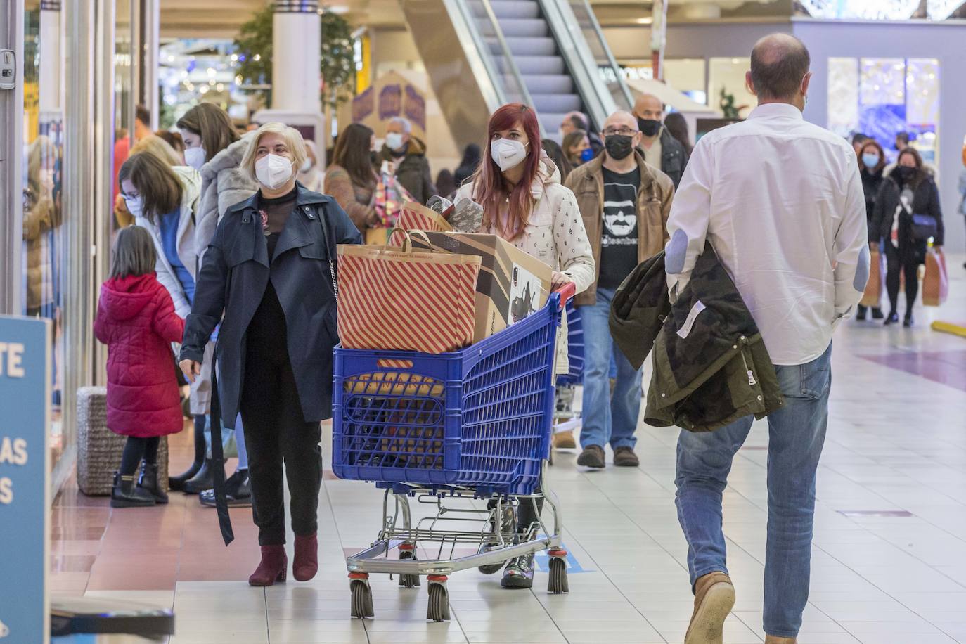 Los centros comerciales Valle Real y El Corte Inglés han registrado este sábado una importante afluencia de público, en el primer fin de semana tras la apertura a la movilidad entre municipios y con la urgencia de muchos de ultimar las compras navideñas. Se han llegado a ver colas a las puertas de algunos establecimientos.